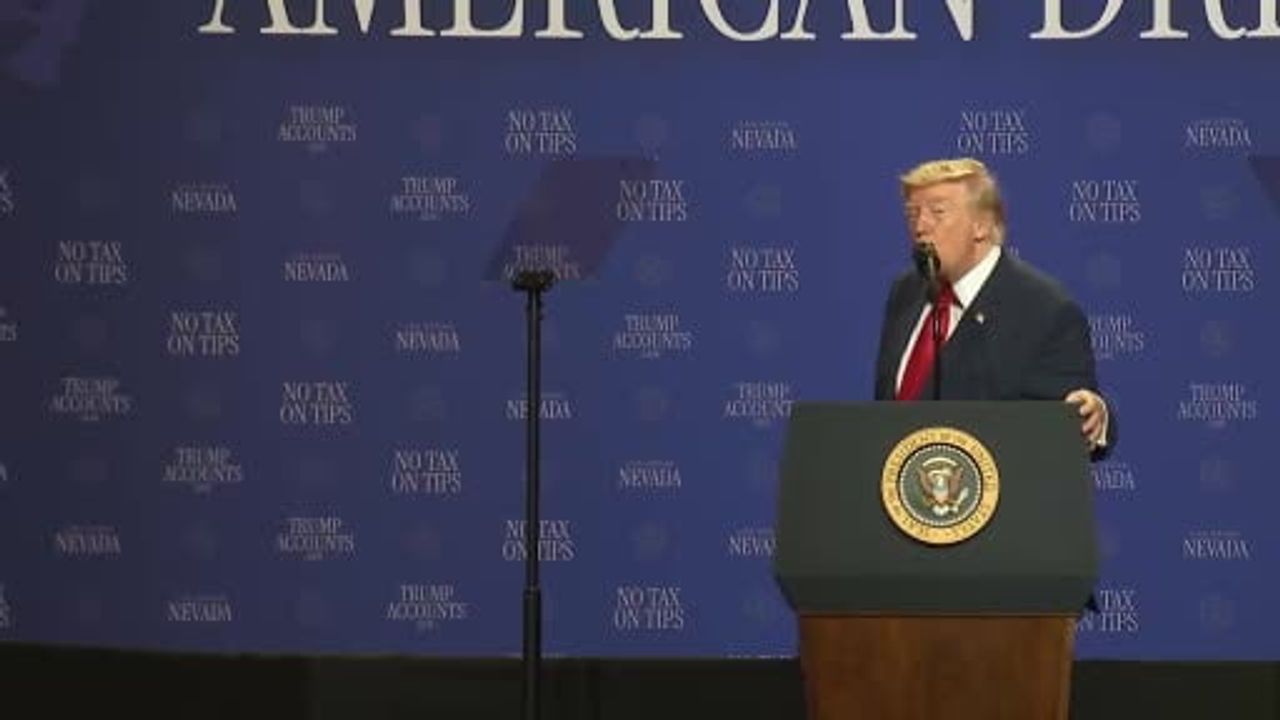 Trump'tan sahnede ani refleks: küçük çocuğu kenardan aldı