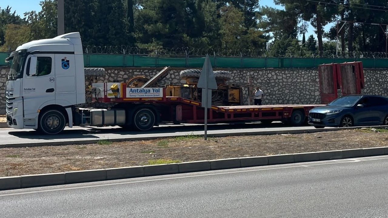 Tugay Kavşağı'nda ani fren tır kasasındaki greyderin devrilmesine yol açtı
