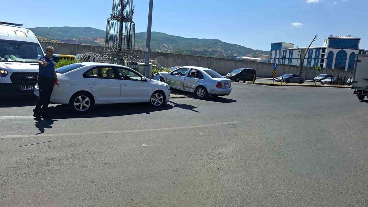 Tugay kavşağı'nda çarpışma: 1 kişi yaralandı