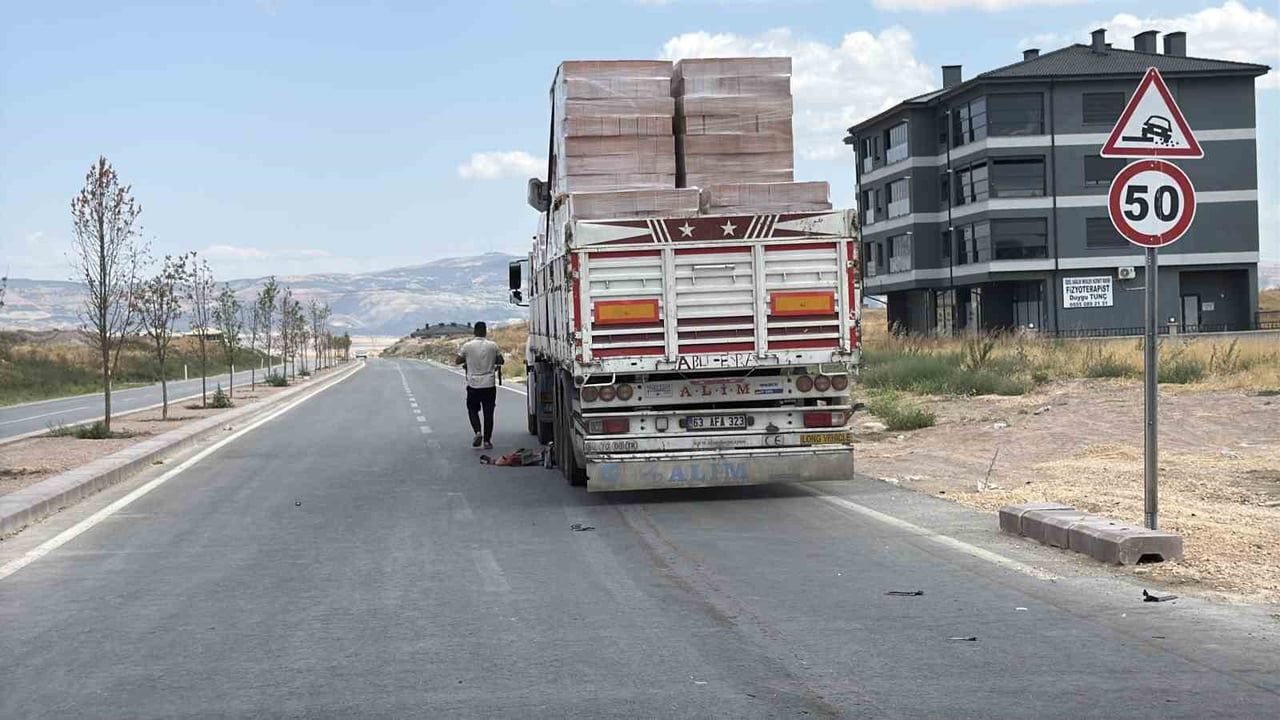 Tuğla yüklü tırla çarpışan otomobil hurdaya döndü: 1 yaralı