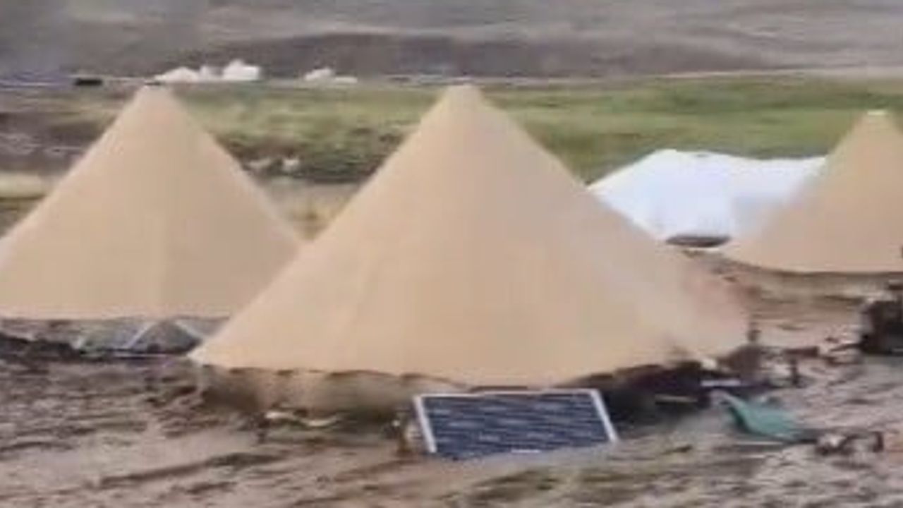 Tunceli'de Elmalı Yaylası'nda sağanağın seli çadırları vurdu
