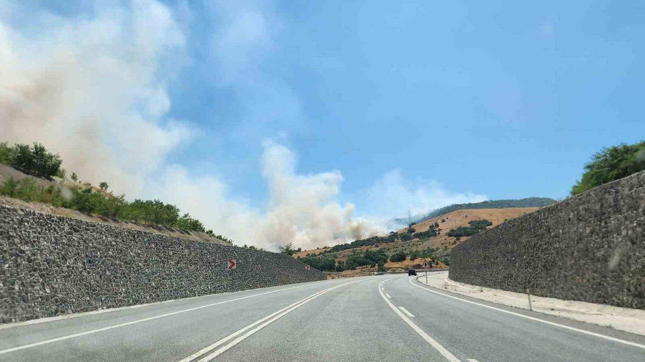 Tunceli'de Karyemez mezrasında orman yangınına helikopter ve ekip müdahalesi