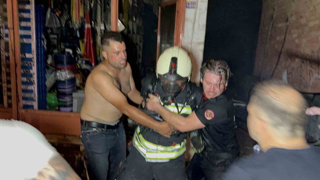 Tüpgaz bayisinde yangın 6 katlı bina ve bitişiğe sıçradı, 4 kişi hastanelik oldu