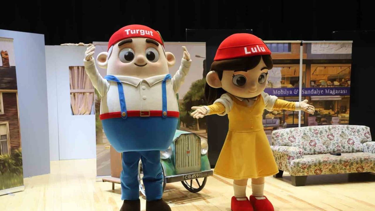 Turgut ve Lulu mahalle mahalle çocuklarla tiyatroya çıkıyor