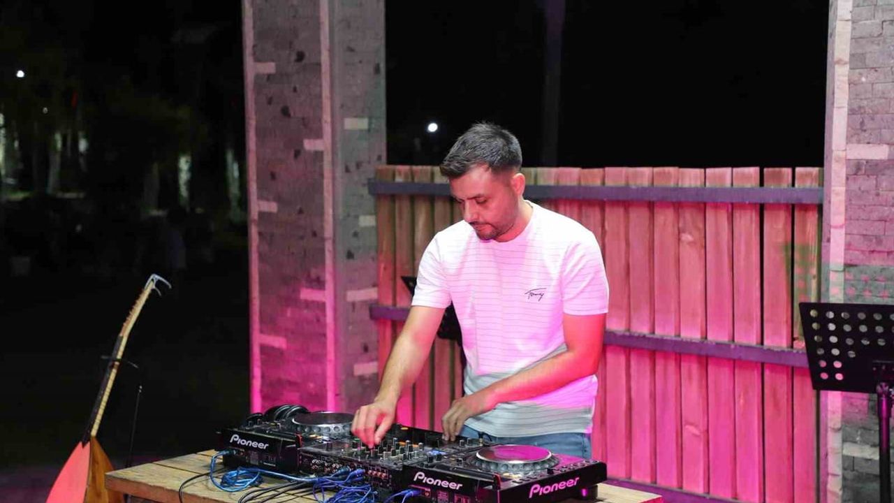Turgutlu'da gençlik şöleni müzik ve halk oyunlarıyla coştu