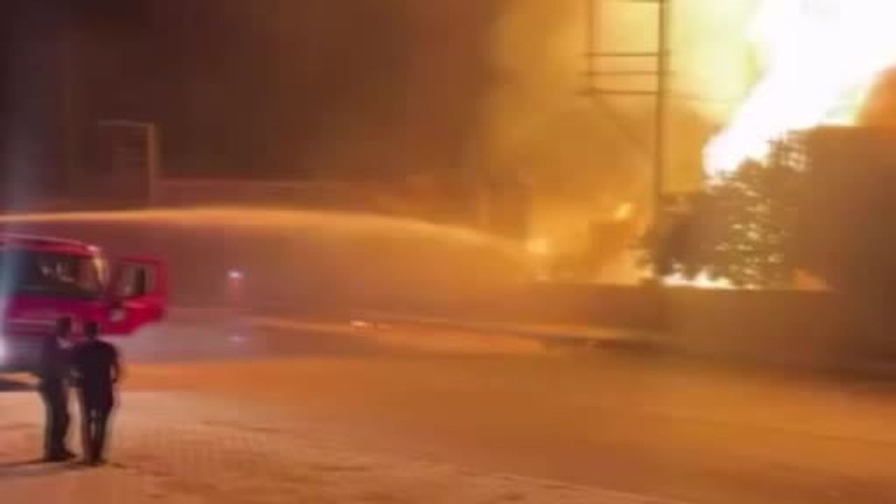 Turgutlu'da palet fabrikasında alevlerin depoya sıçraması paniğe yol açtı