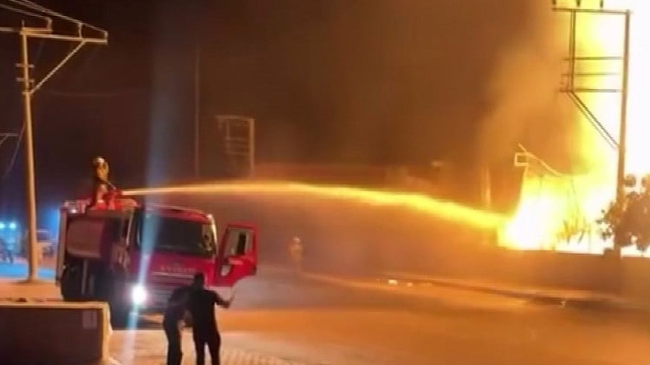 Turgutlu'da palet fabrikasında depoya sıçrayan yangın söndürüldü