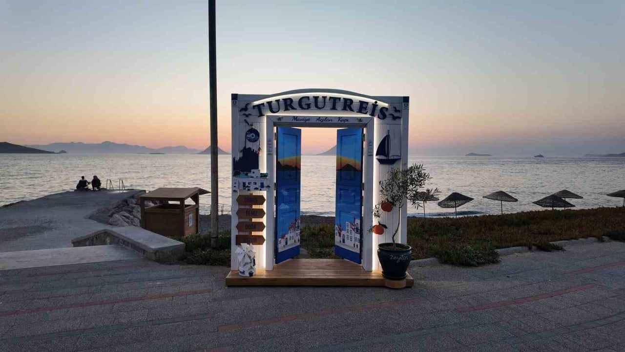 Turgutreis sahilinde Maviye Açılan Kapı ile gün batımı buluşması