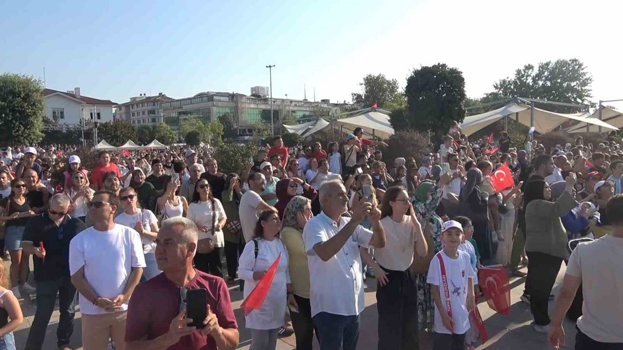 Türk Yıldızları Yalova semalarında görsel şölen sundu