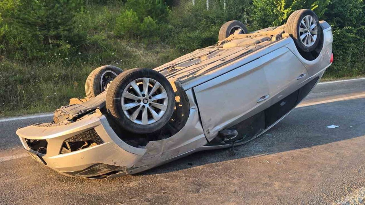 Türkeli'de sollama manevrası kaza ile sonuçlandı: otomobil takla attı, 2 yaralı