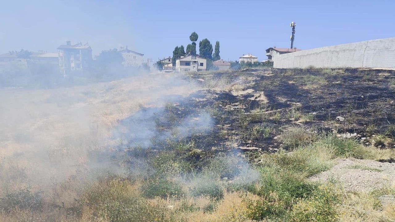 Tuşba'da anız alevleri itfaiyenin yoğun çalışmasıyla kısa sürede kontrol altına alındı