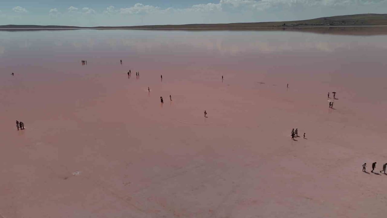 Tuz Gölü pembe manzarasıyla şifa ve merak uyandırıyor