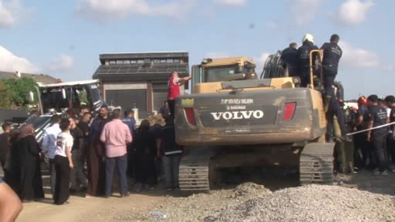 Tuzla'da kanalizasyon çalışmasında göçük: işçi itfaiyenin müdahalesiyle kurtarıldı