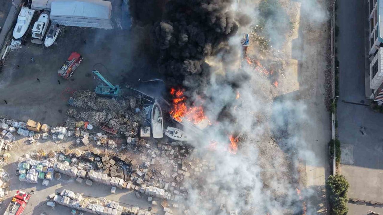Tuzla'da kıyıdaki otluk yangını teknelere sıçradı, dron görüntüleri dumanı gösterdi