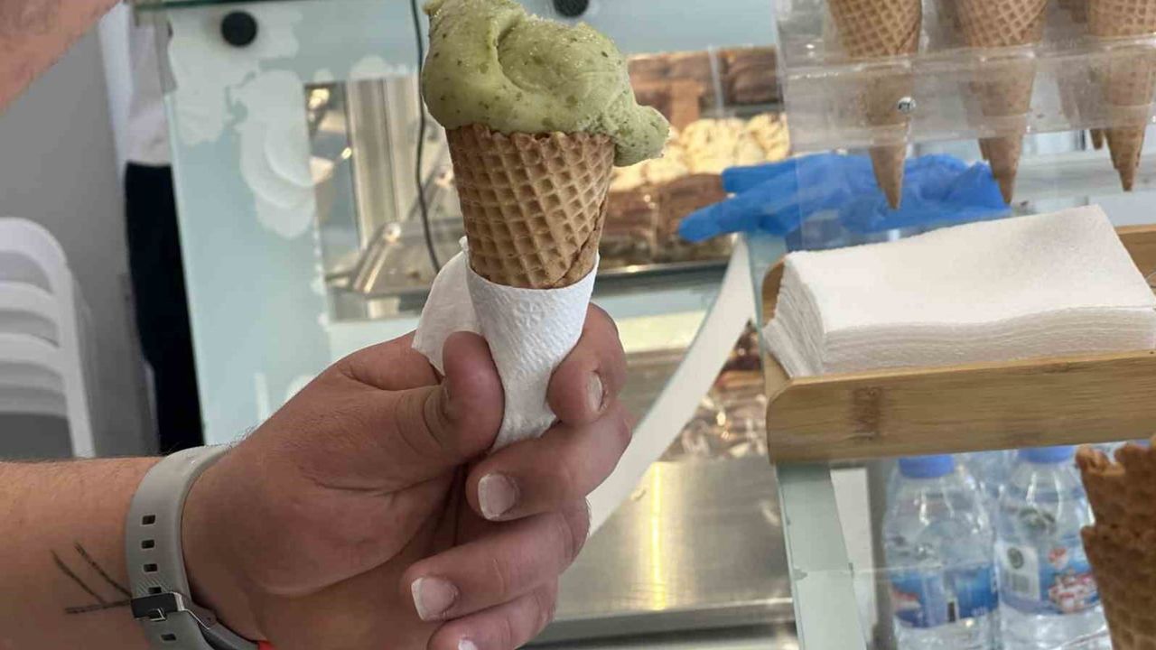 Tuzlu erikli dondurma Eskişehir'de rağbet görüyor