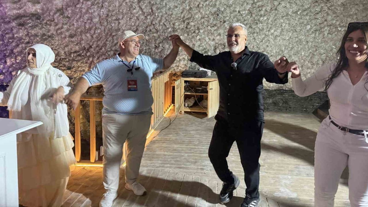 Tuzluca Tuz Mağarası'nda gazetecilerin halay molası