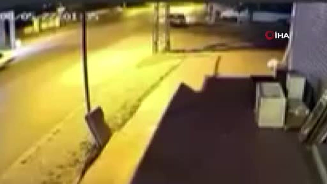U dönüşü manevrasında iki motosiklet otomobile saplandı, iki sürücü yaralandı