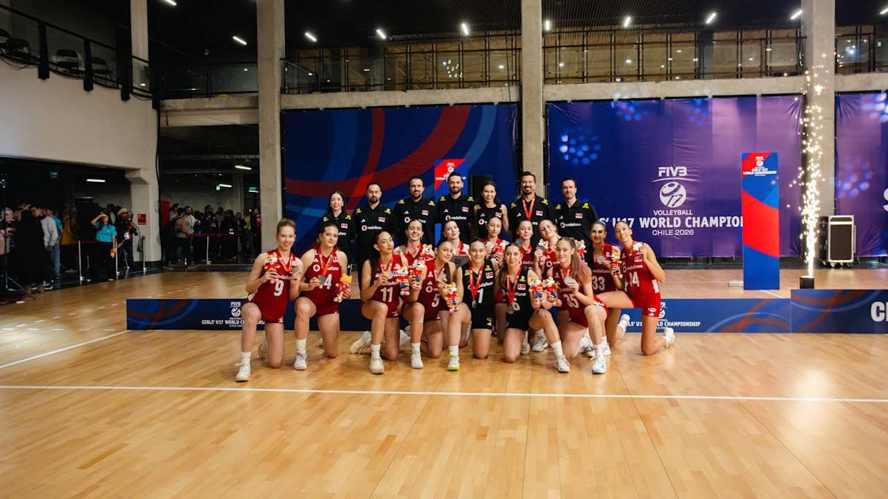 U17 kadın milliler şampiyonada gümüş madalya kazandı