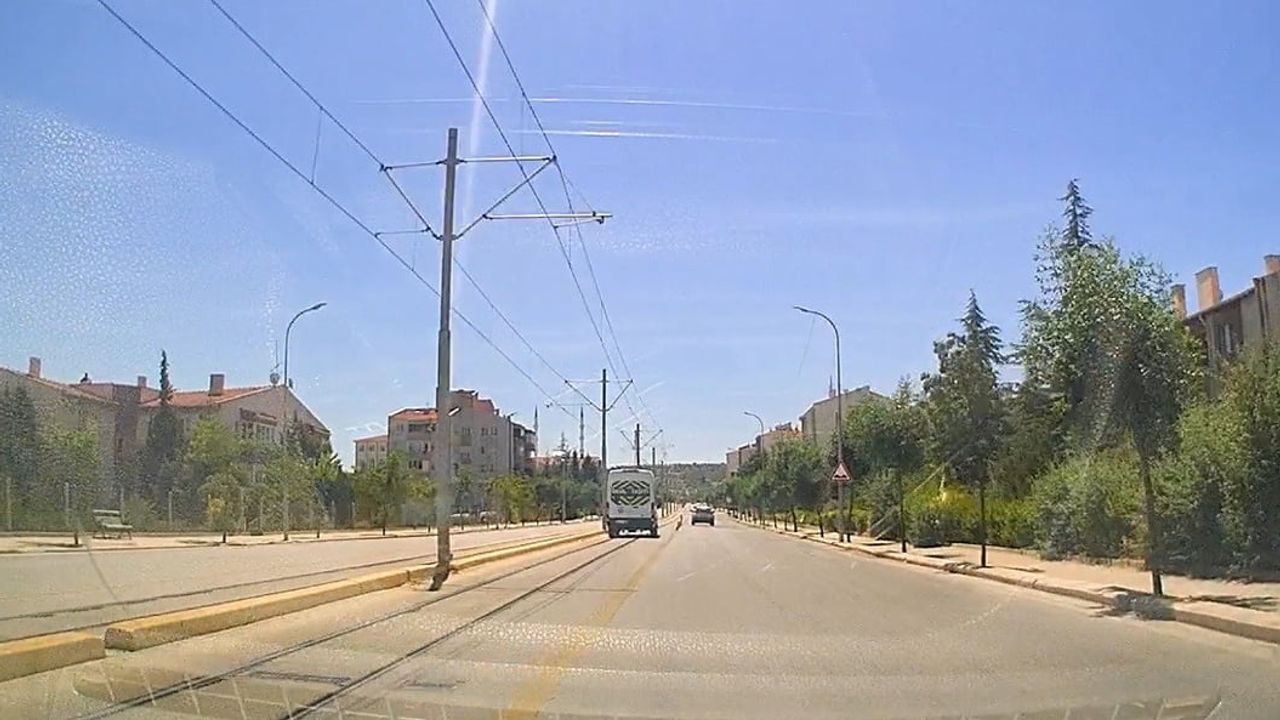 Üç gencin öldüğü caddede sürücüler kasisi aşmak için tramvay yolunu kullanıyor