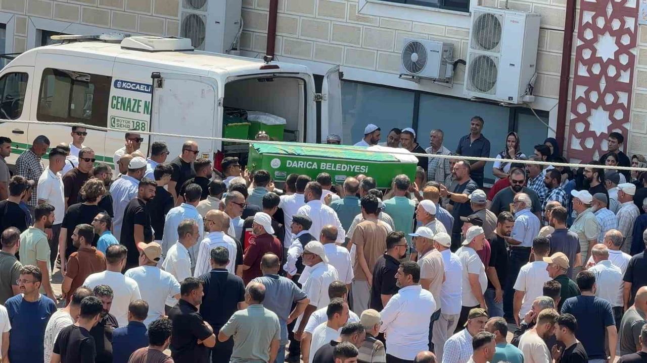 Üç kardeş yan yana defnedildi: tabutlar aileyi bir kez daha yasa boğdu