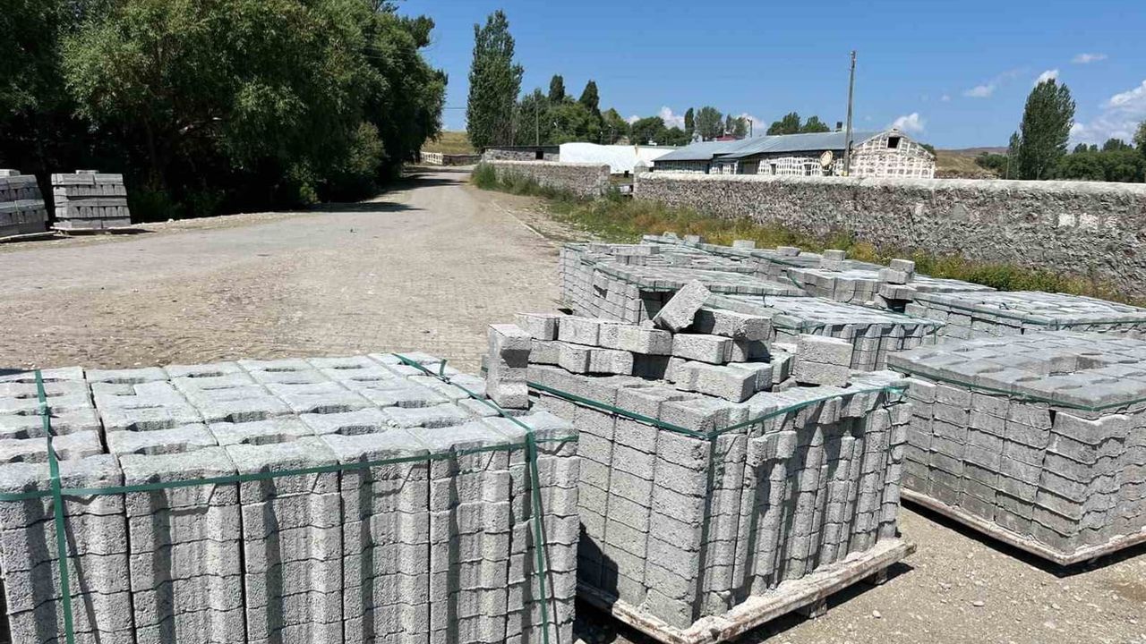 Üçpınar'da altyapıya dokunuş: köy yolları parke taşına kavuştu