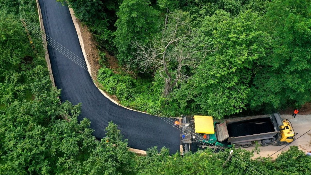 Ulubey'de 50 yıllık yol sorunu sıcak asfaltla çözülüyor