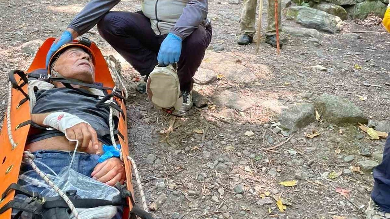 Uludağ'da sarp arazide mahsur kalan 75 yaşındaki yürüyüşçü 5 saatte kurtarıldı