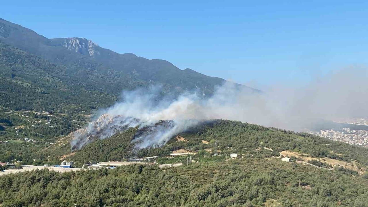 Uludağ eteklerinde alevlerle mücadele Derekızık'ta helikopter desteği