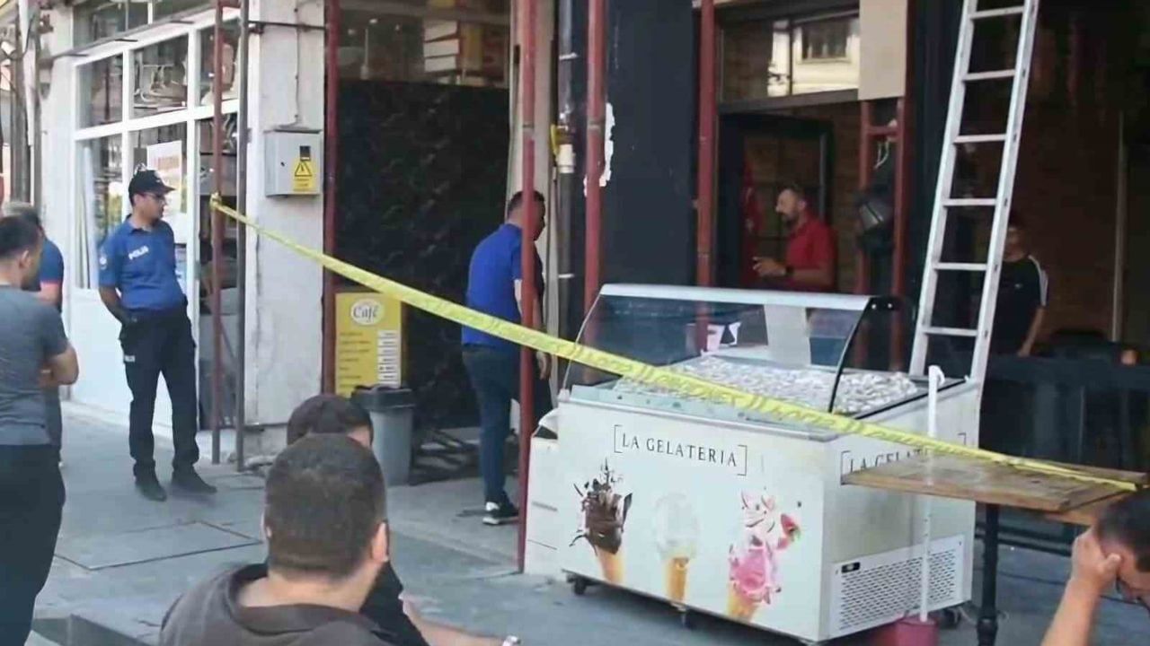 Ulus'ta dış cephe ustası elektrik akımına kapılarak yaşamını yitirdi