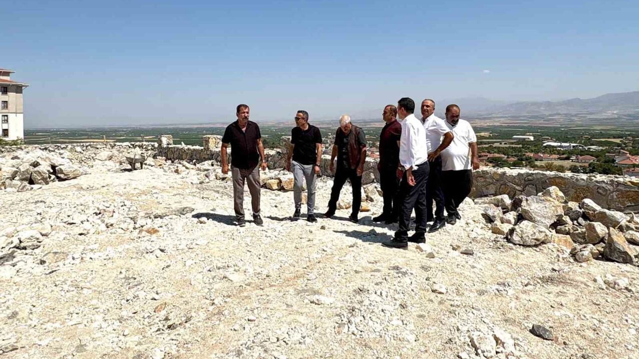 Ulutaş Akçadağ’da taziye evi ve sosyal tesis planlarını mahallede değerlendirdi