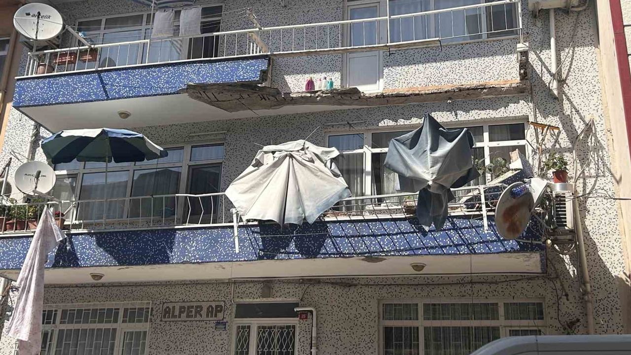 Ümraniye'de 2. kat balkonu çöktü, iki araç hasar gördü