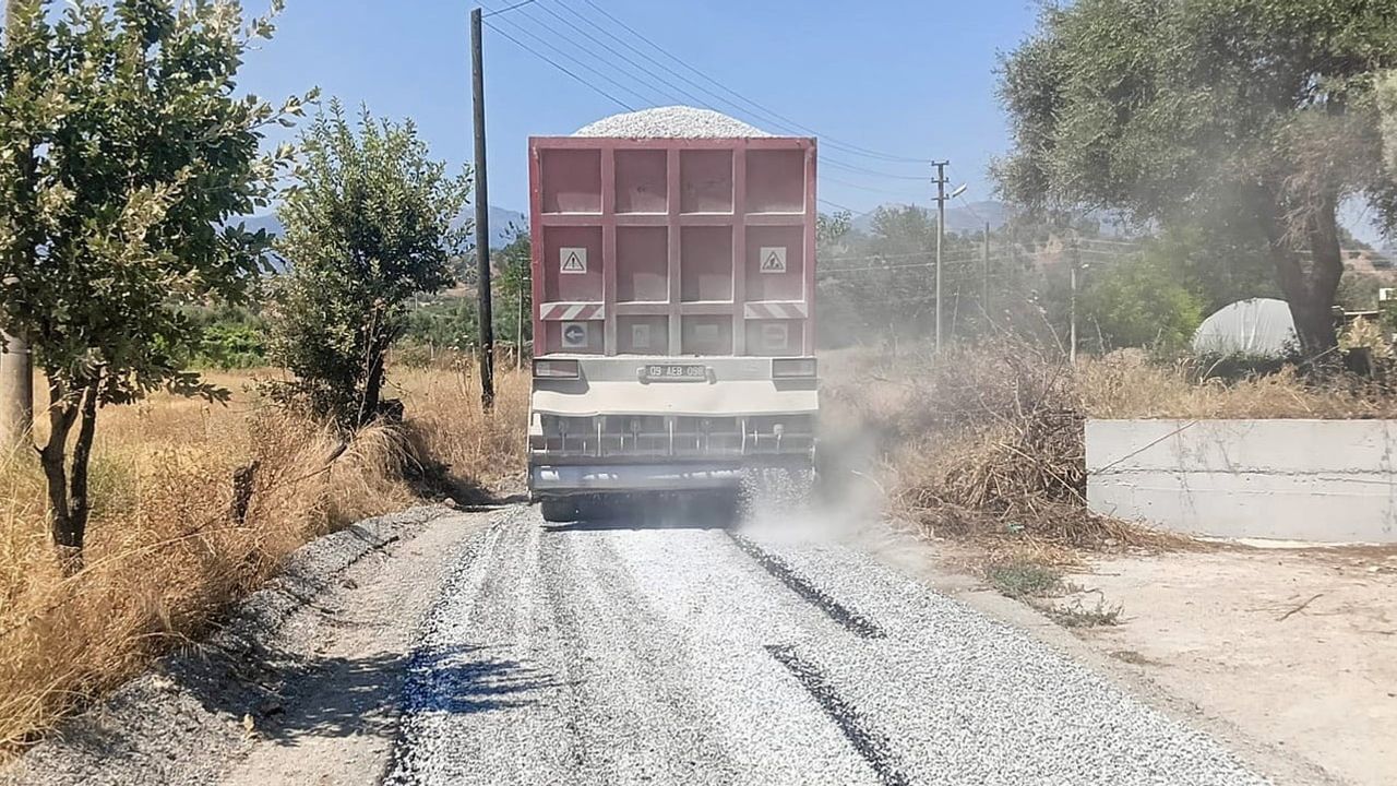 Umurlu'da yollar yenileniyor: güvenli ve konforlu ulaşım için asfalt çalışmaları sürüyor