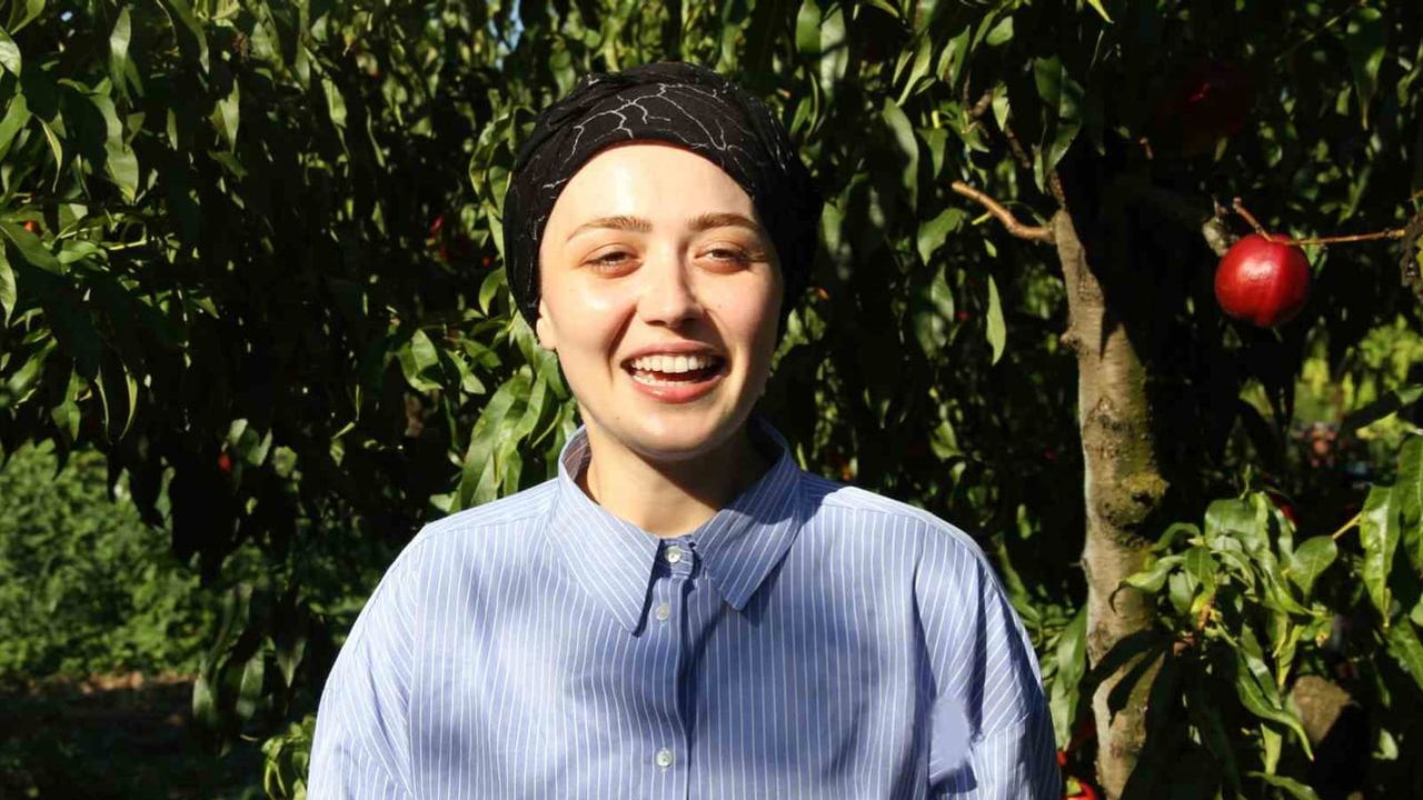 Üniversite sıralarından şeftali bahçesine: Zeynep Sude'nin iki sorumluluğu