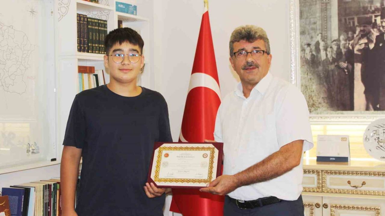 Ünye'de hafızlık sevinci yaşayan 8 öğrenciye belgeleri takdim edildi