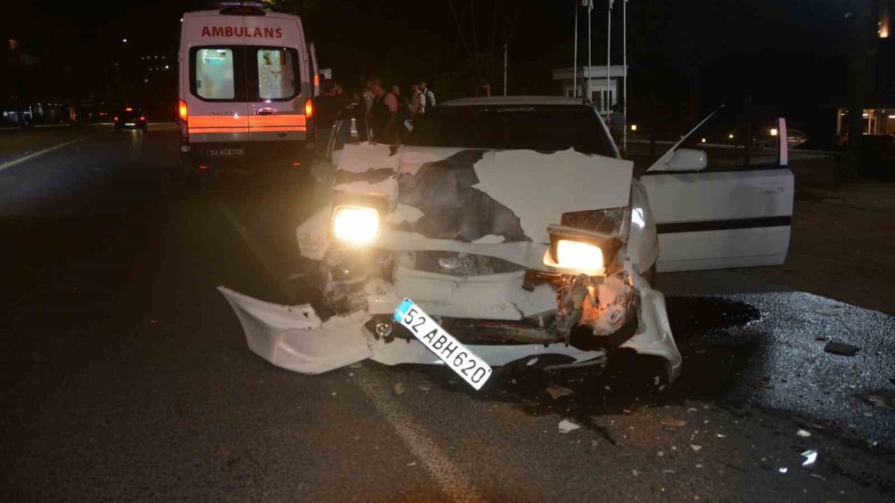 Ünye sahil yolunda üç aracın karıştığı zincirleme kaza: 4 yaralı