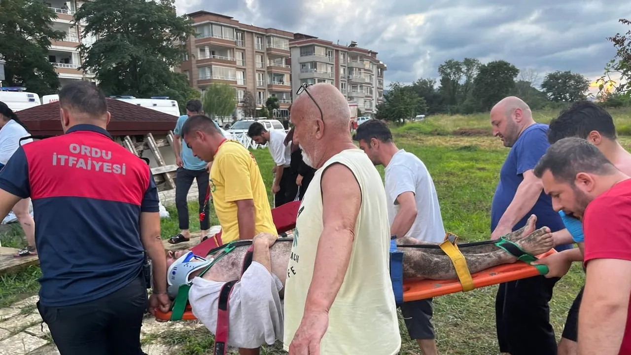 Ünye sahilinde akıntıya kapılan üç kişi itfaiye ve vatandaşlar tarafından kurtarıldı
