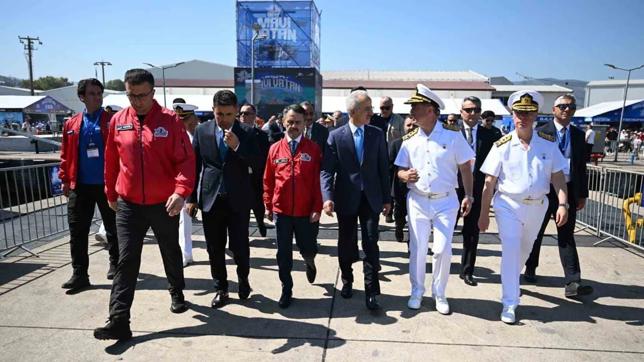 Uraloğlu TEKNOFEST Mavi Vatan'da denizcilik teknolojilerini ve tatbikatları inceledi