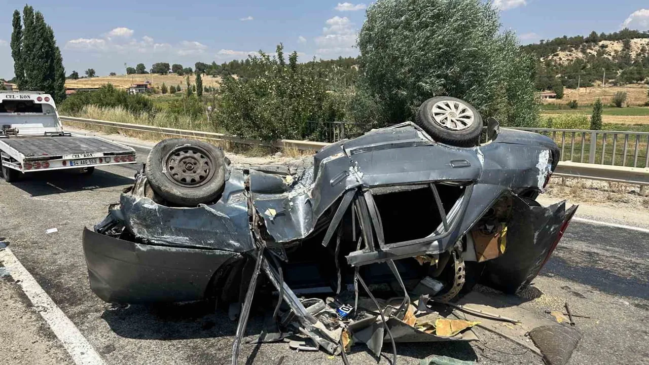 Uşak sivaslı yolunda direksiyon hakimiyeti kaybı taklayla sonuçlandı, aynı aile yaralandı
