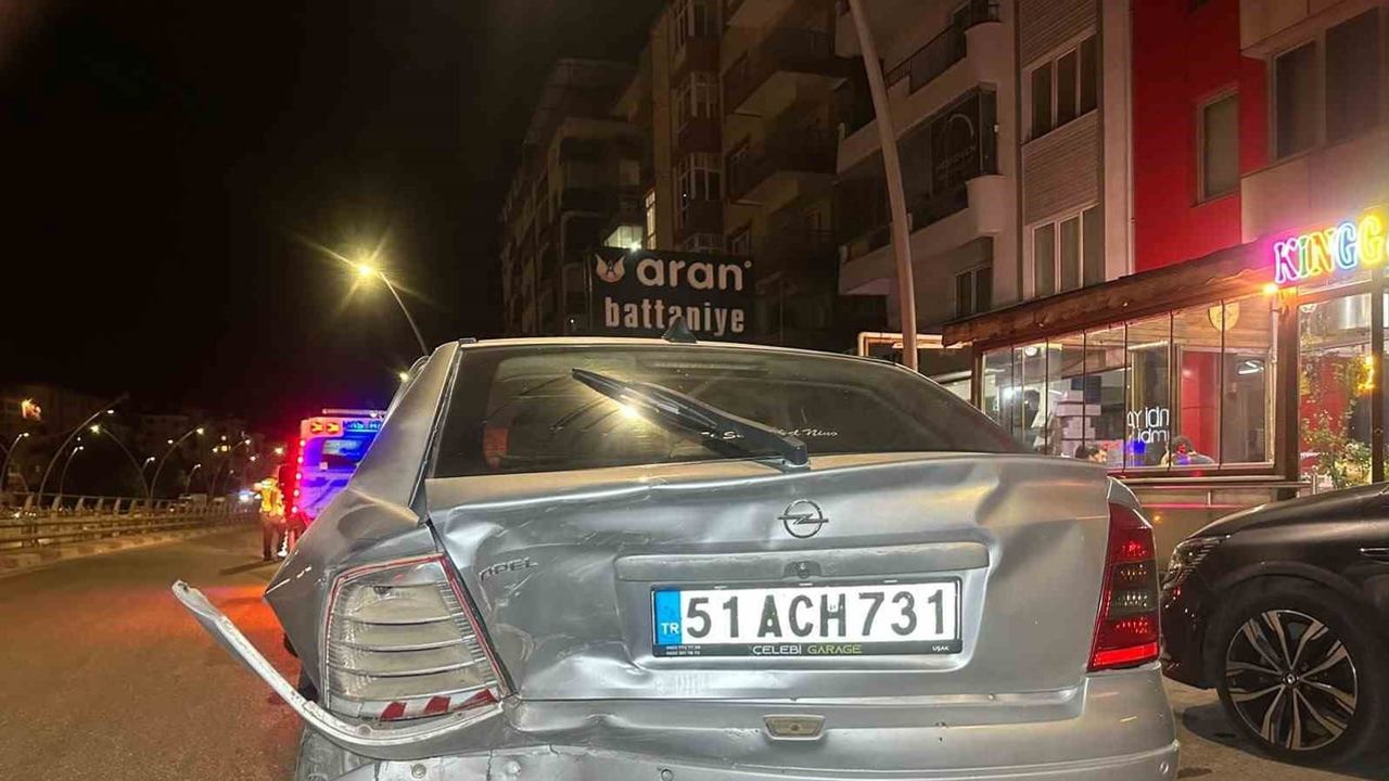 Uşak'ta arkadan çarpma sonucu 2'si çocuk, 6 kişi hastanelik oldu