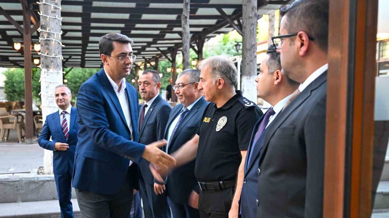 Uşak'ta emniyet personeline rütbe tevcihi ve veda plaketi