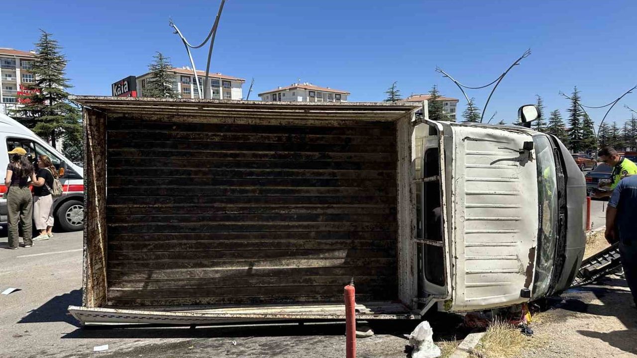 Uşak'ta Gazi Bulvarı'nda kamyonet devrildi: dört kişi yaralandı