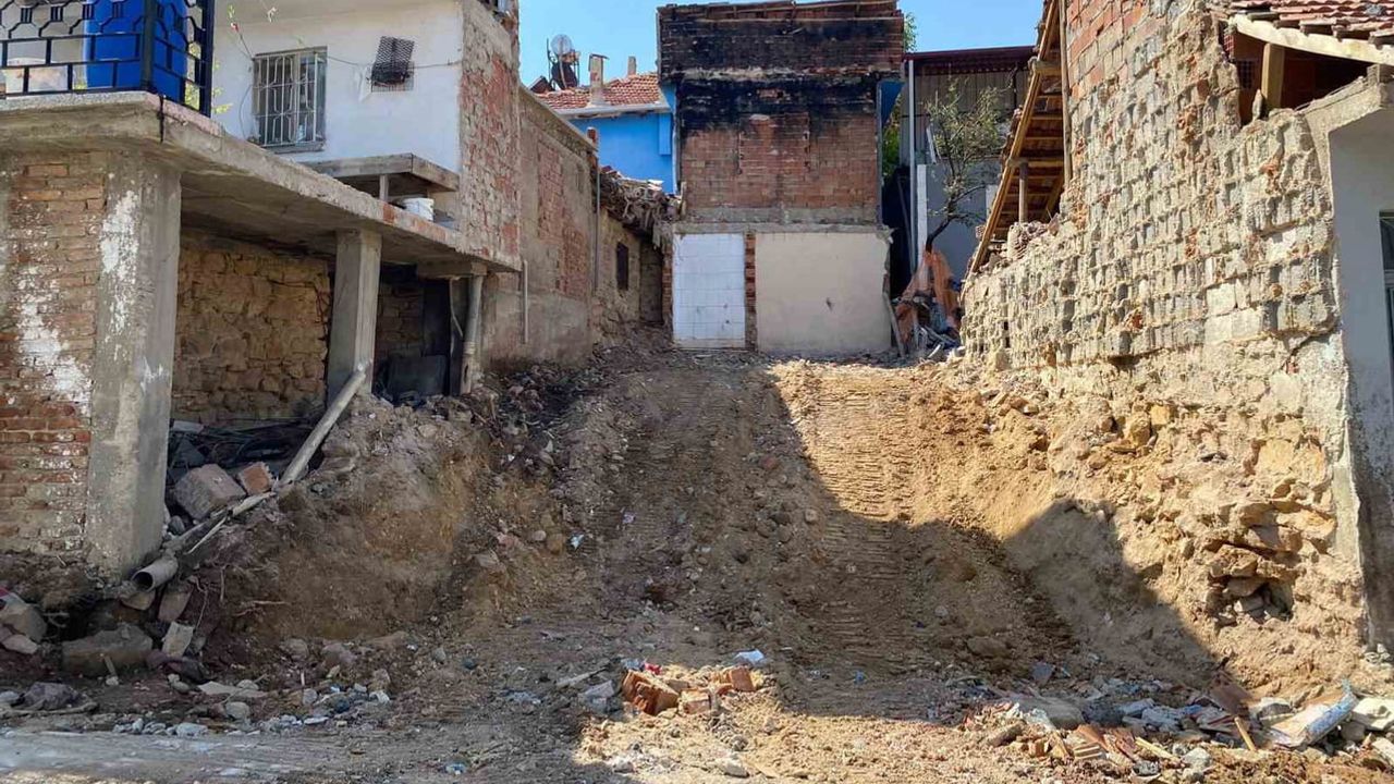 Uşak'ta güvenlik için metruk yapılar adım adım kaldırılıyor