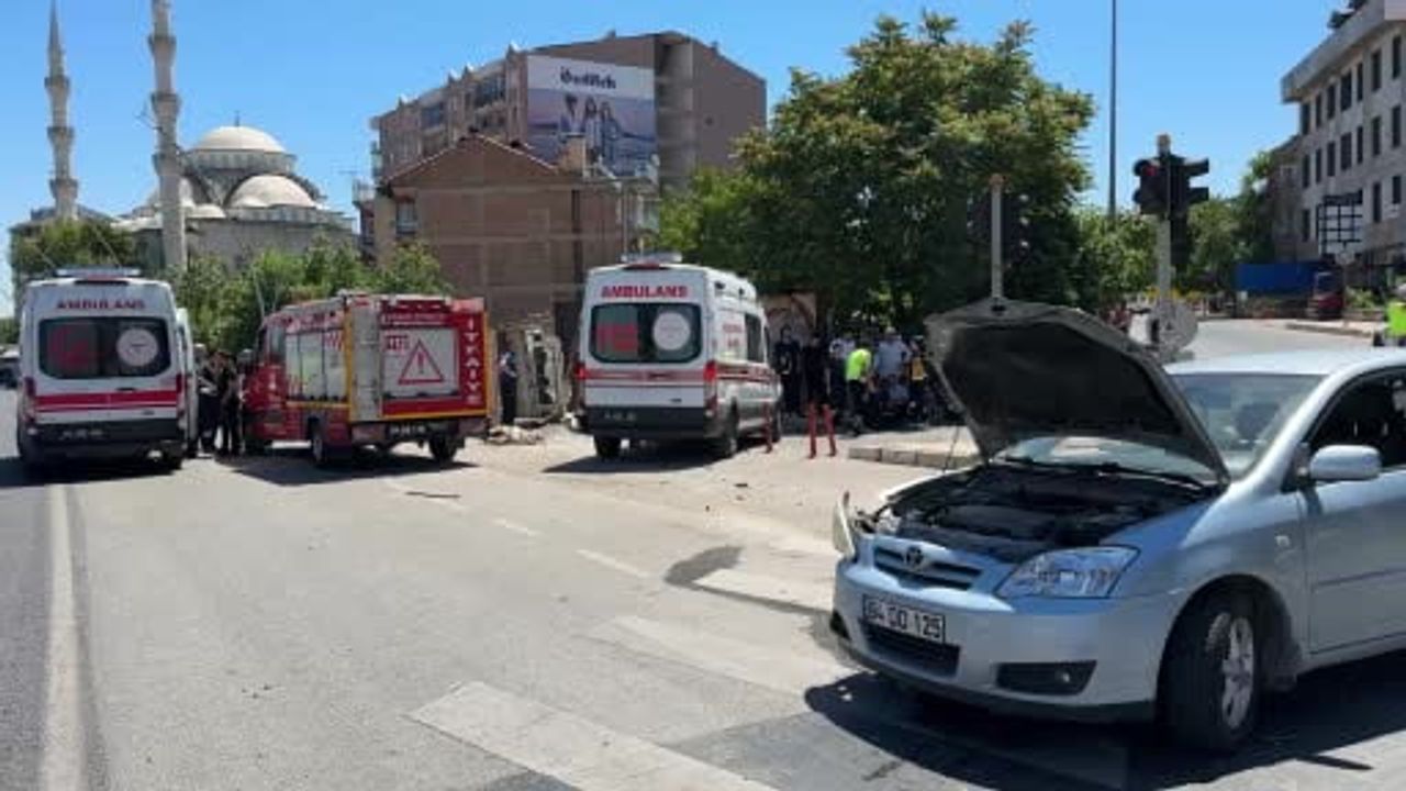 Uşak'ta kamyonet devrildi: çarpışmada dört kişi yaralandı