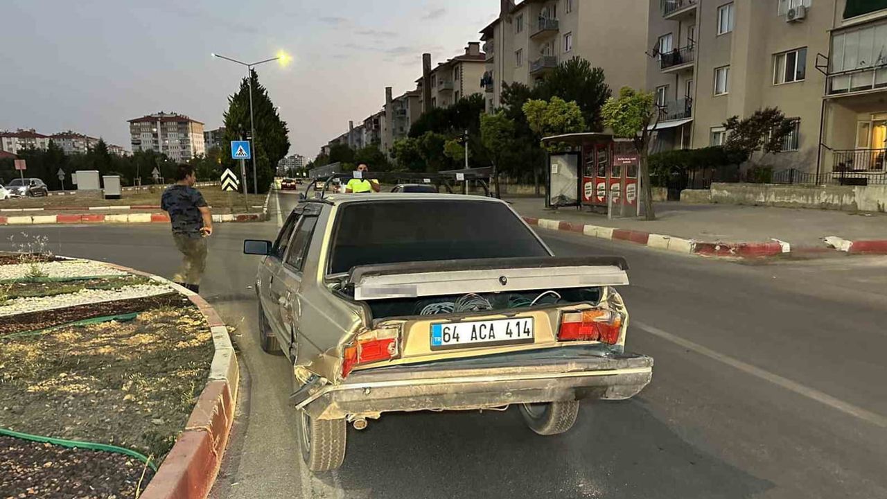Uşak'ta kırmızı ışıkta duran araca arkadan çarpma: üç kişi yaralandı