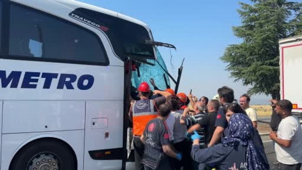 Uşak’ta Metro Turizm otobüsü kamyona arkadan çarptı, 1’i ağır 8 yaralı