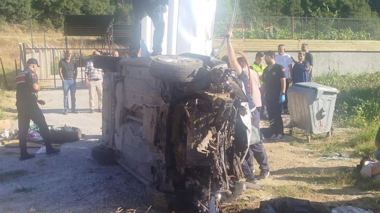 Uşak'ta otomobilin devrilmesi aynı aileyi vurdu: bir ölü, üç yaralı