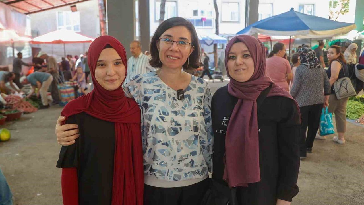 Uşak'ta pazarı dolaşan başkan vekili Hatice Terekeci Özkan esnafın taleplerini dinledi