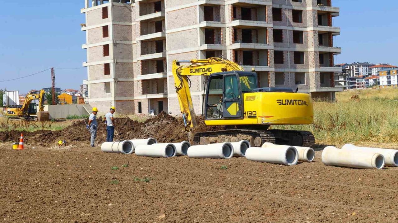 Uşak'ta sokaklara nefes: altyapı ve kilit parke çalışmaları sürüyor