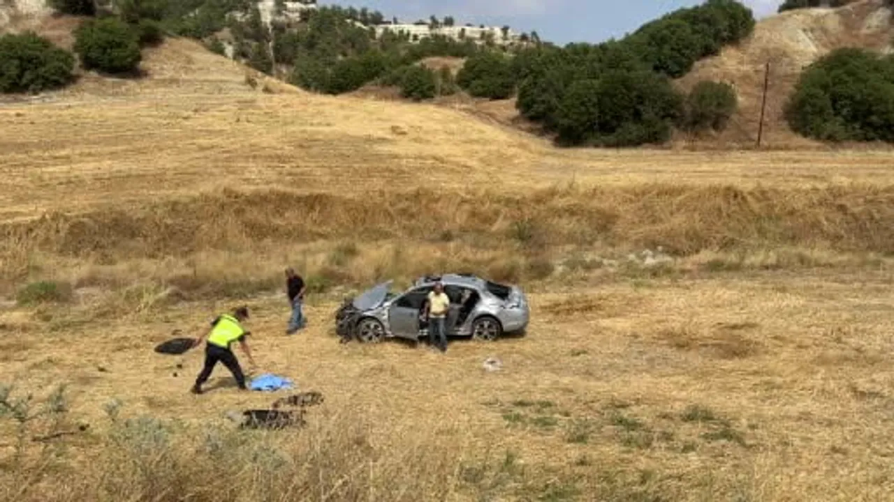 Uşak'ta tarlaya girip takla atan otomobilin sürücüsü yaşamını yitirdi