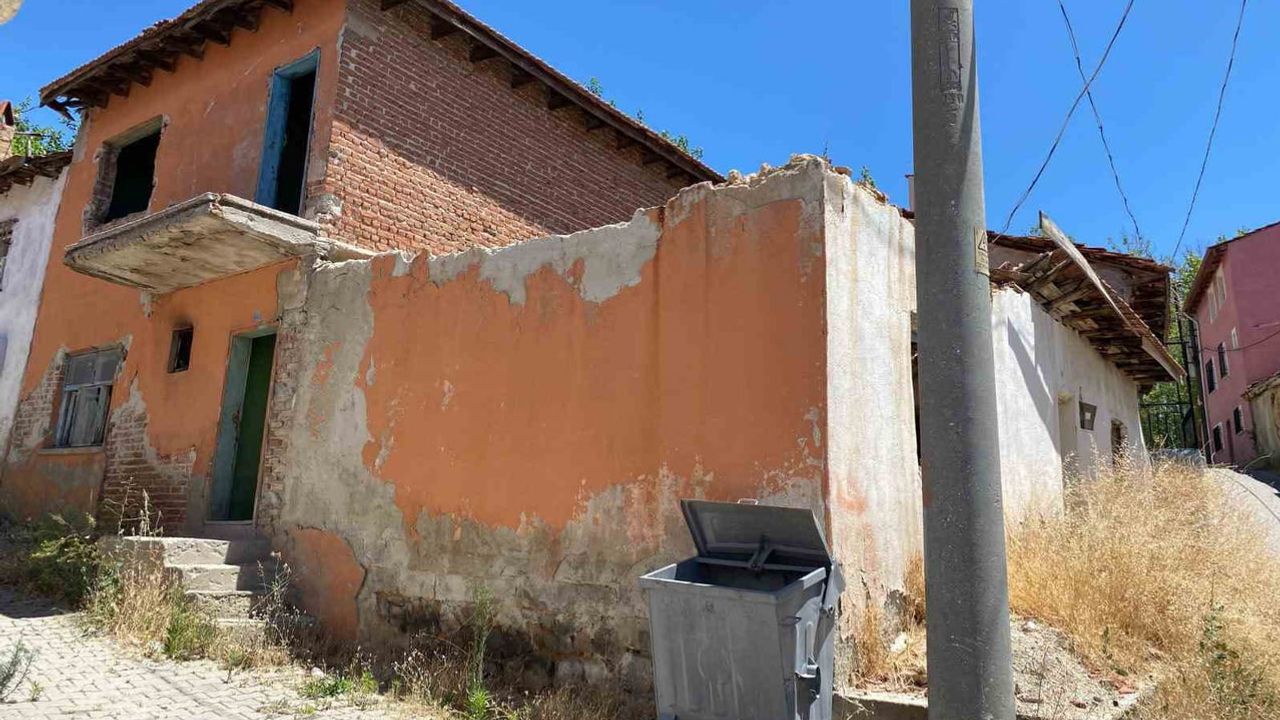 Uşak'ta terk edilmiş yapılara veda: yıkımlar planlı ve kontrollü ilerliyor